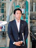 　福島市で記者団の取材に応じる小泉農相＝１５日