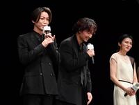 　イベントでトークセッションする（左から）亀梨和也、綾野剛、柴咲コウ＝東京・カナデビアホール（撮影・開出牧）