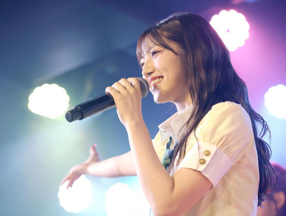 　卒業公演で笑顔を見せる村山彩希　ⓒＡＫＢ４８