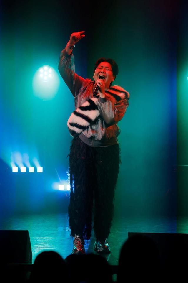 　デビュー１周年記念イベントで熱唱する大島美幸ことＭｉｙｕｋｉ