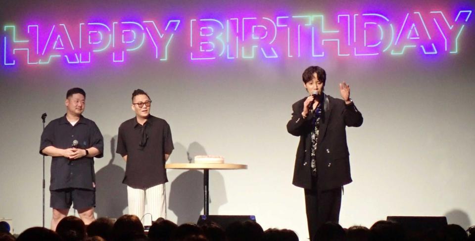 　ユン・ミンス（中央）に祝福されるソンモ（右）