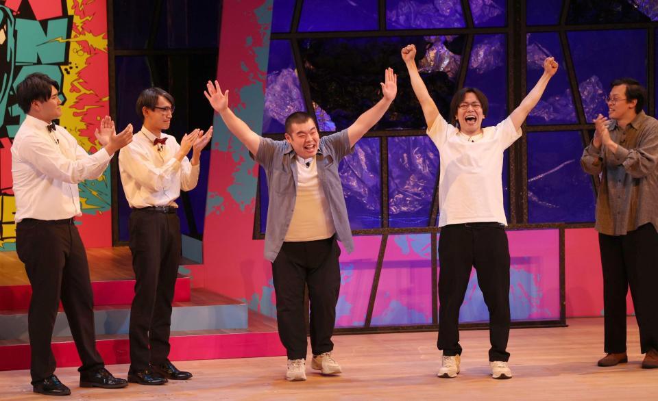 　優勝した金の国・渡部おにぎり（中央）、桃沢健輔（右から２人目）＝撮影・佐々木彰尚