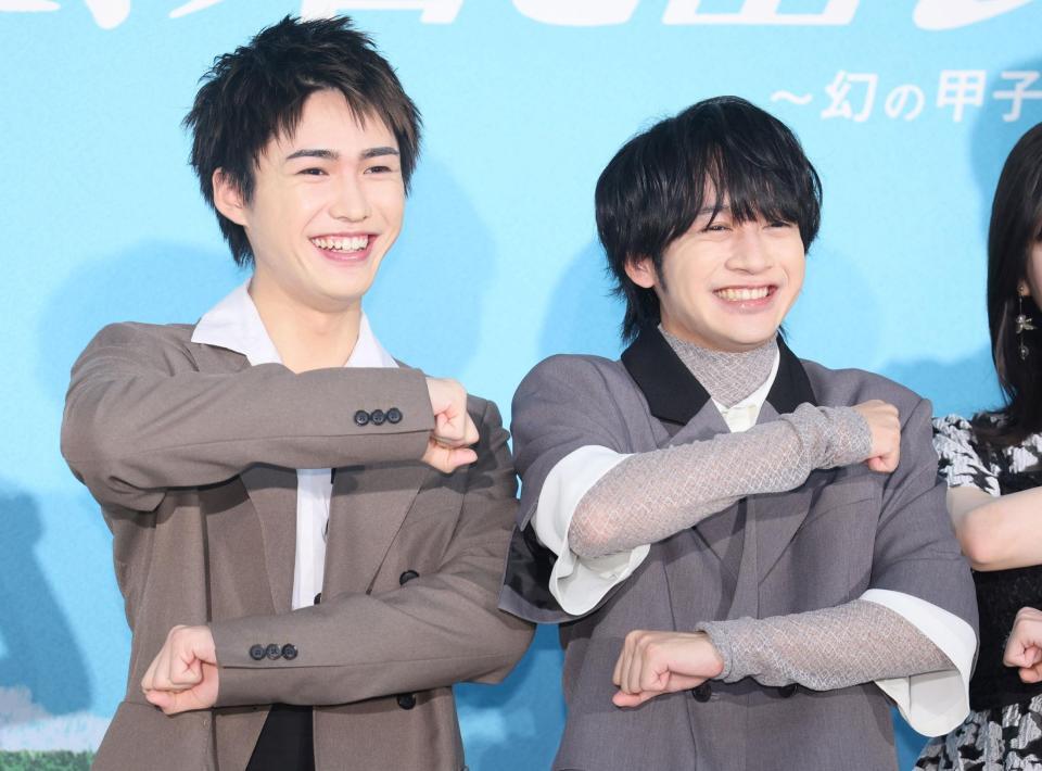 　笑顔でポーズを決める岡﨑彪太郎（左）と藤井直樹（撮影・石井剣太郎）
