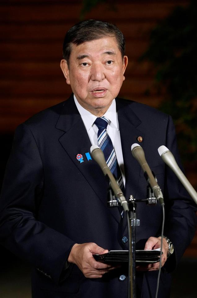 　記者団の取材に応じる石破首相。夏の参院選公約を巡り、物価高対策として一律２万円の給付を掲げる考えを示した＝１３日