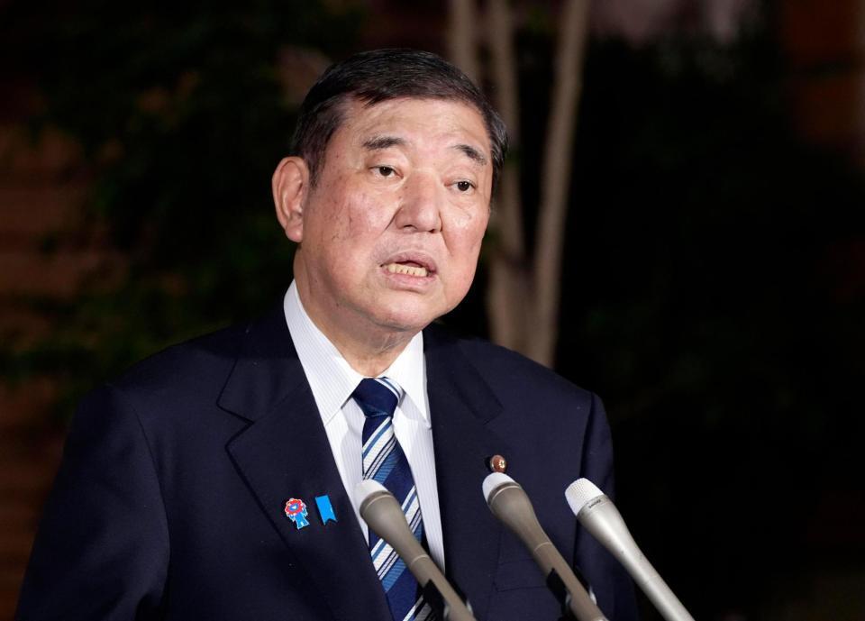 　記者団の取材に応じる石破首相。夏の参院選公約を巡り、物価高対策として一律２万円の給付を掲げる考えを示した＝１３