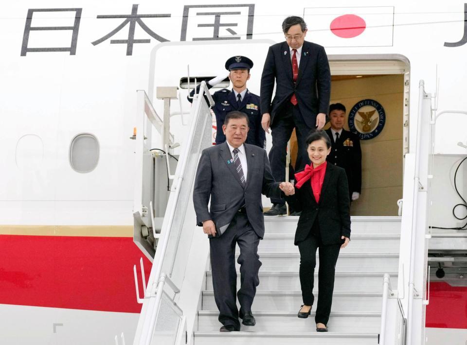 　Ｇ７サミット出席のため、カナダ・カルガリー国際空港に到着した石破首相。右は妻の佳子さん（共同）