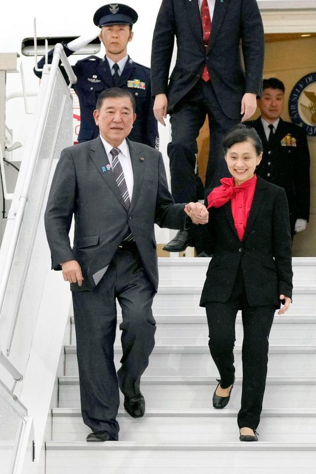 　Ｇ７サミット出席のため、カナダ・カルガリー国際空港に到着した石破首相。右は妻の佳子さん（共同）