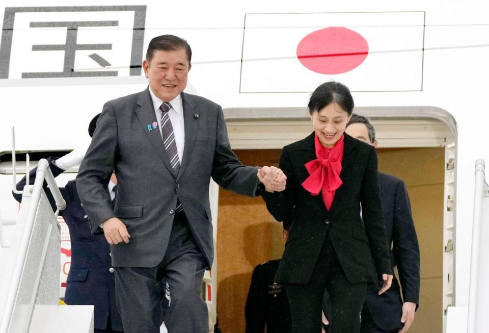 　Ｇ７サミット出席のため、カナダのカルガリー国際空港に到着した石破首相。右は妻の佳子さん（共同）