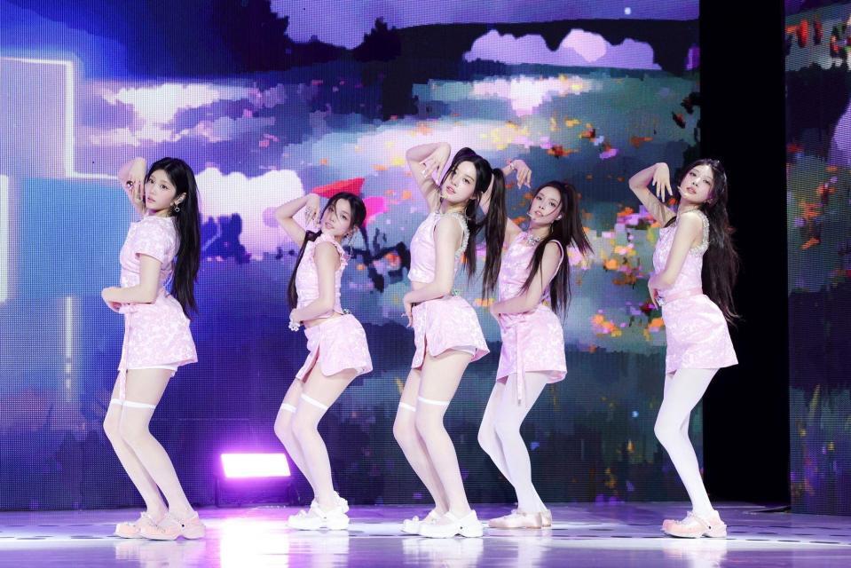 　かわいらしくパフォーマンスするＩＬＬＩＴ（Ｐ）＆（Ｃ）　ＢＥＬＩＦＴ　ＬＡＢ　Ｉｎｃ．　