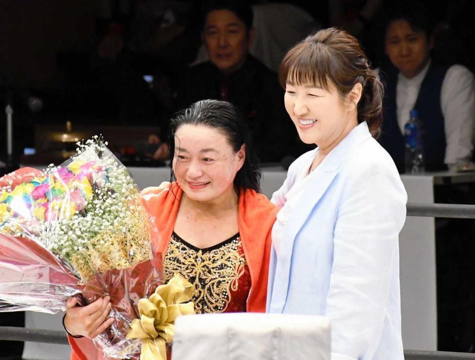 　４月２９日、里村明衣子（左）の引退セレモニーに駆けつけた北斗晶