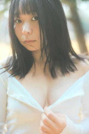 　アンゴラ村長の新写真集「標準体型」の１カット（撮影：東京祐／講談社）