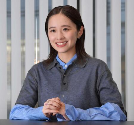 　笑顔でインタビューに応じる堀田真由（撮影・伊藤笙子、ヘアメイク・中山友恵、スタイリスト・辻村真理）