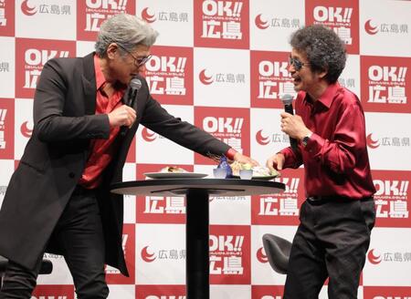 　広島の食材で盛り上がる吉川晃司（左）と奥田民生（撮影・西岡正）