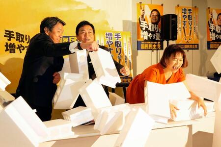 　参院選公約を発表する記者会見で「年収の壁」などに見立てた発泡スチロールの壁を壊す国民民主党の玉木代表（中央）ら