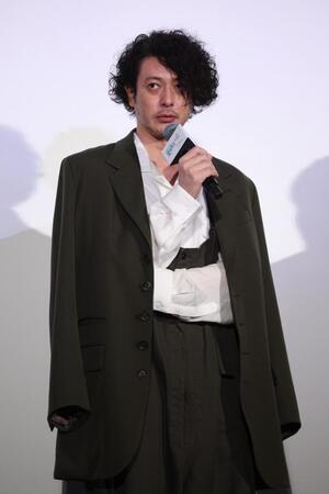 　あいさつするオダギリジョー（撮影・金田祐二）