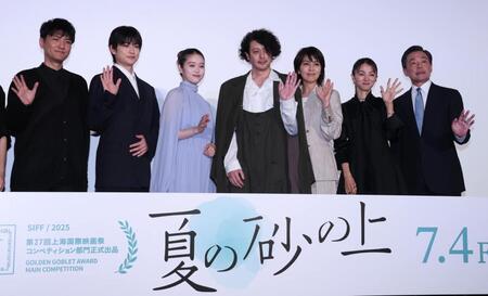 　笑顔で手を振る（左から）森山直太朗、高橋文哉、高石あかり、オダギリジョー、松たか子、満島ひかり、光石研（撮影・金田祐二）