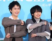 　笑顔でポーズを決める岡﨑彪太郎（左）と藤井直樹（撮影・石井剣太郎）