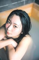 　アンゴラ村長の新写真集「標準体型」の１カット（撮影：東京祐／講談社）