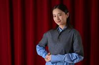 デビュー１０周年を迎え、活躍の場を広げる堀田真由（撮影・伊藤笙子、ヘアメイク・中山友恵、スタイリスト・辻村真理）