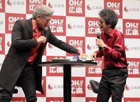 　広島の食材で盛り上がる吉川晃司（左）と奥田民生（撮影・西岡正）