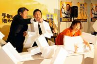 　参院選公約を発表する記者会見で「年収の壁」などに見立てた発泡スチロールの壁を壊す国民民主党の玉木代表（中央）ら