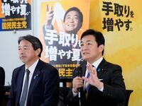 　記者会見で参院選公約を発表する国民民主党の玉木代表（右）