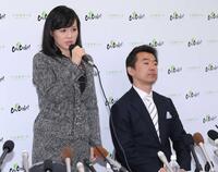 　会見する上西小百合氏（左）と席について釈明を聞く大阪維新の会・橋下徹代表＝１５年４月