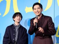 　完成披露試写会に参加した吉沢亮（右）と板垣李光人（撮影・石井剣太郎）