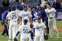 　パドレスに勝利し、チームメートを迎えるドジャース・大谷（右端）＝共同