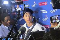 　試合後、取材に応じるドジャース・大谷（共同）