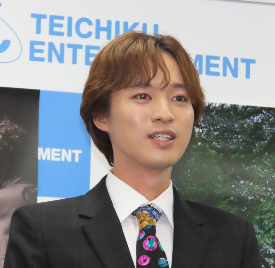 　宮崎県椎葉村の観光大使に就任した青山新