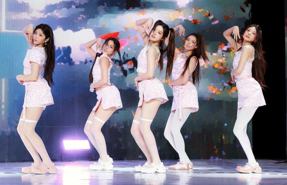 　かわいらしくパフォーマンスするＩＬＬＩＴ（ｐ）＆（Ｃ）　ＢＥＬＩＦＴ　ＬＡＢ　Ｉｎｃ．