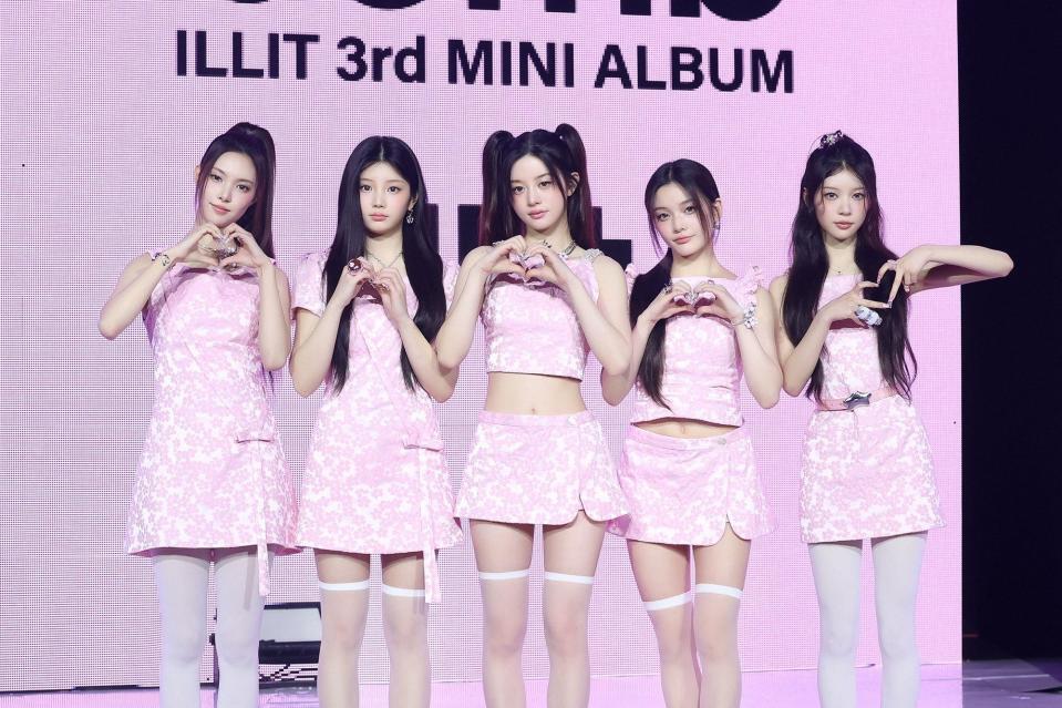 　メディアショーケースを開催したＩＬＬＩＴの（左から）ＹＵＮＡＨ、ＷＯＮＨＥＥ、ＭＩＮＪＵ、ＩＲＯＨＡ、ＭＯＫＡ （Ｐ）＆（Ｃ）　ＢＥＬＩＦＴ　ＬＡＢ　Ｉｎｃ．　