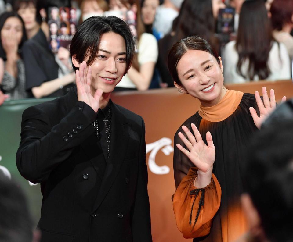 　レッドカーペットで手を振る亀梨和也（左）と木村文乃＝東京・カナデビアホール（撮影・開出牧）