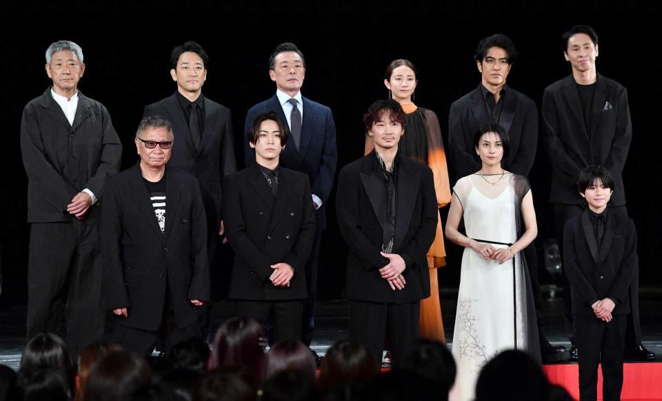 　プレミアイベントを行った（前列左から）三池崇史監督、亀梨和也、綾野剛、柴咲コウ、三浦綺羅、（後列左から）小林薫、迫田孝也、光石研、木村文乃、北村一輝、大倉孝二＝東京・カナデビアホール（撮影・開出牧）