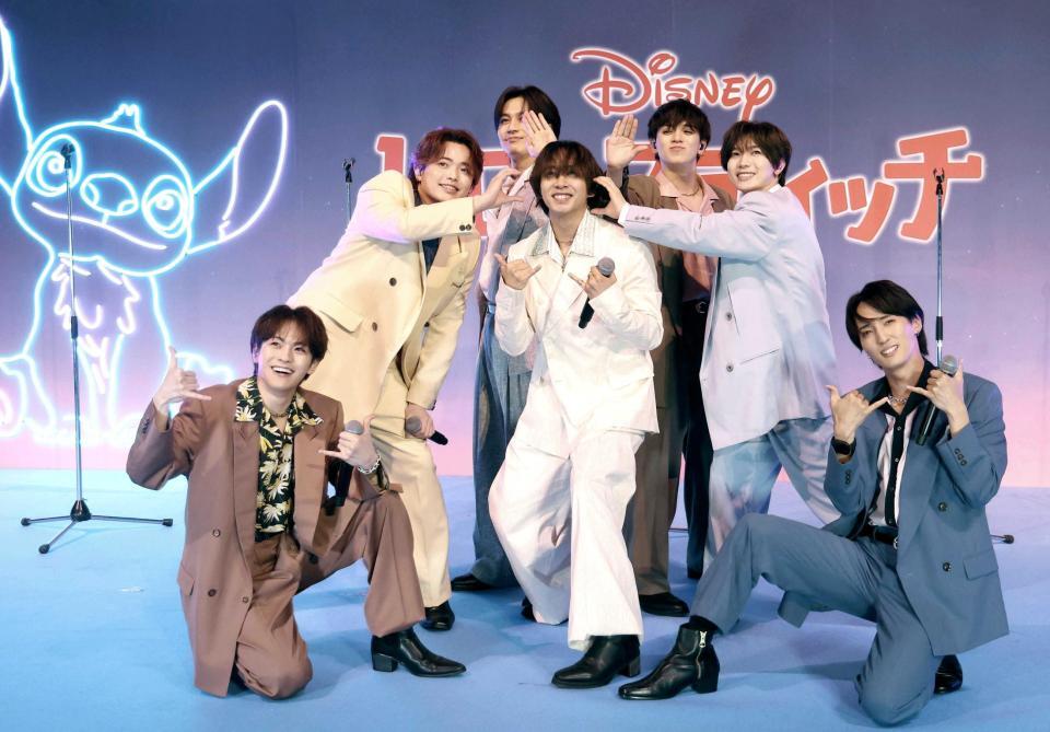 　ポーズを決めるＴｒａｖｉｓ　Ｊａｐａｎの（左から）松倉海斗、吉澤閑也、松田元太、中村海人、宮近海斗、七五三掛龍也、川島如恵留（撮影・佐々木彰尚）