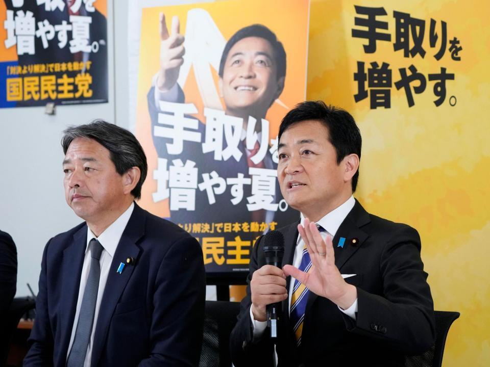 　記者会見で参院選公約を発表する国民民主党の玉木代表（右）