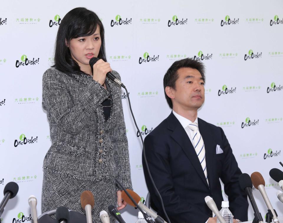 　会見する上西小百合氏（左）と席について釈明を聞く大阪維新の会・橋下徹代表＝１５年４月