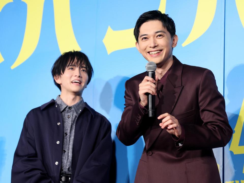 　完成披露試写会に参加した吉沢亮（右）と板垣李光人（撮影・石井剣太郎）