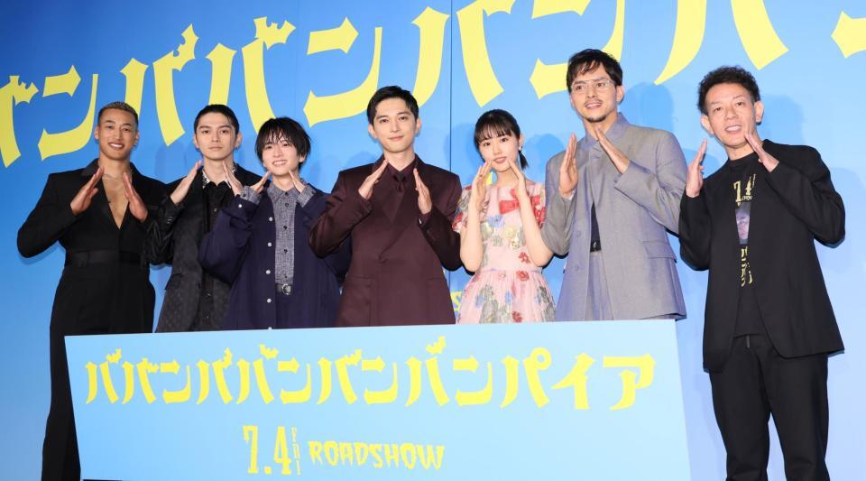 　ポーズを決める（左から）関口メンディー、眞栄田郷敦、板垣李光人、吉沢亮、原菜乃華、満島真之介、浜崎慎治監督（撮影・石井剣太郎）