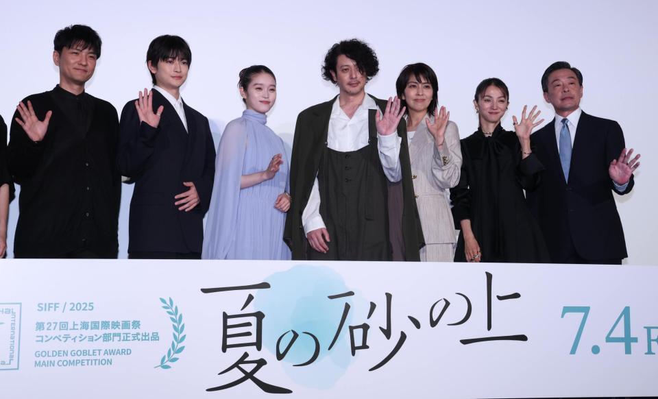 　笑顔で手を振る（左から）森山直太朗、高橋文哉、高石あかり、オダギリジョー、松たか子、満島ひかり、光石研（撮影・金田祐二）