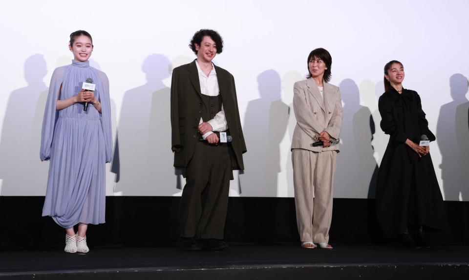 　笑顔でトークする（左から）高石あかり、オダギリジョー、松たか子、満島ひかり（撮影・金田祐二）