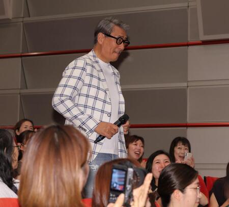 　サプライズで登場する中井貴一（撮影・西岡正）