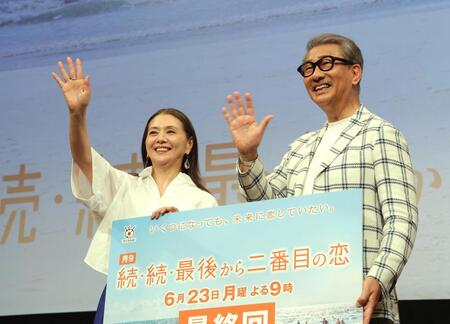 　笑顔で観客席に手を振る小泉今日子（左）と中井貴一（撮影・西岡正）