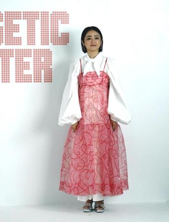 　撮影に応じる安達祐実