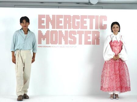 　撮影に応じる（左から）小田切ヒロ氏、安達祐実