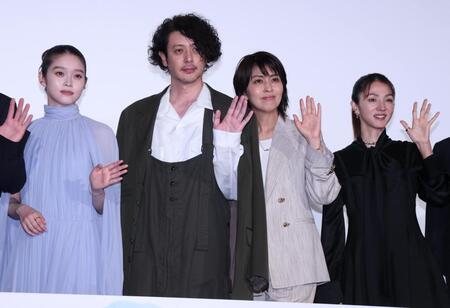 　笑顔で手を振る（左から）高石あかり、オダギリジョー、松たか子、満島ひかり（撮影・金田祐二）