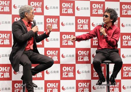 　ツッコミ合いで盛り上がる吉川晃司（左）と奥田民生（撮影・西岡正）