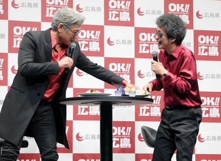 　広島県の食材で盛り上がる吉川晃司（左）と奥田民生（撮影・西岡正）