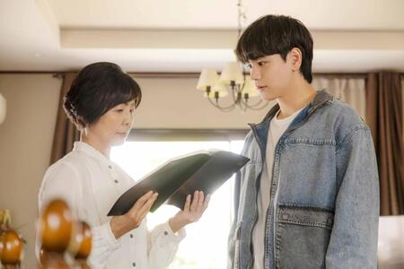 　Ｗ主演する（左から）市毛良枝、豆原一成　©２０２５「富士山と、コーヒーと、しあわせの数式」